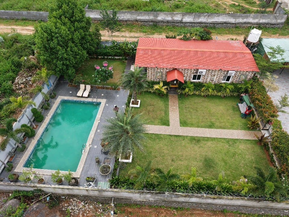 Dozzy 1957 (3 BHK), Kucharam