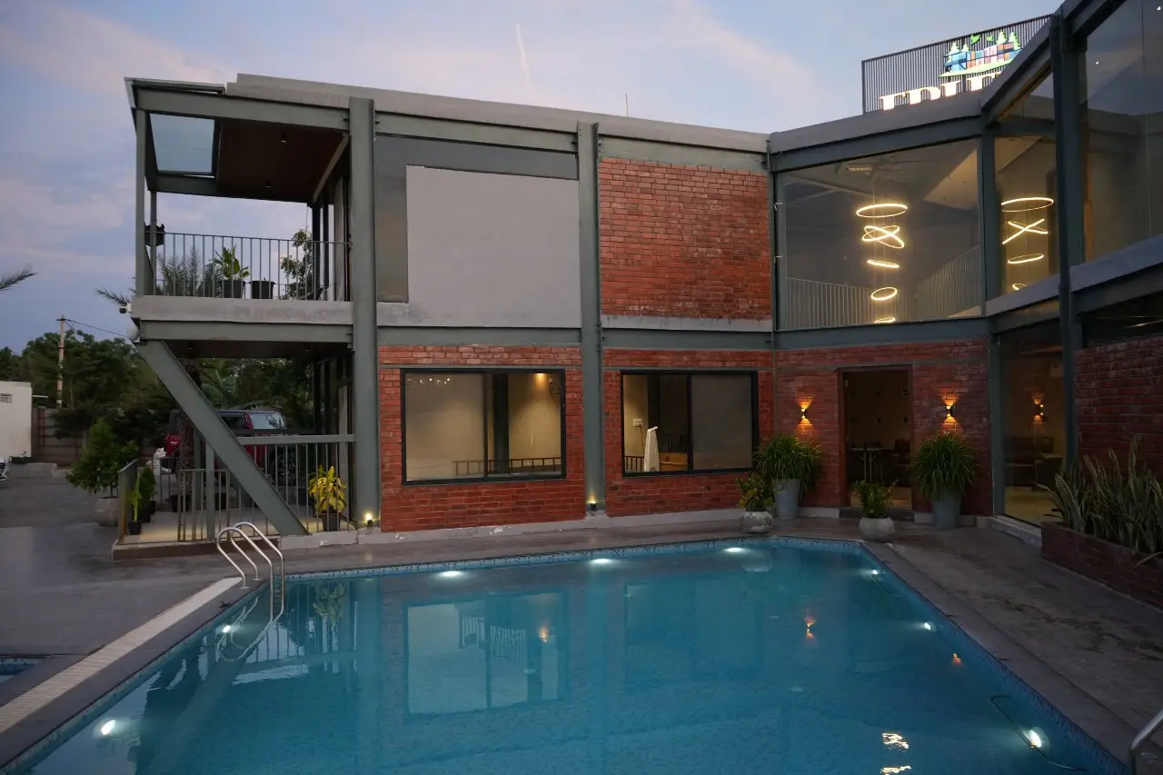 Fieldstone Escape, Moinabad
